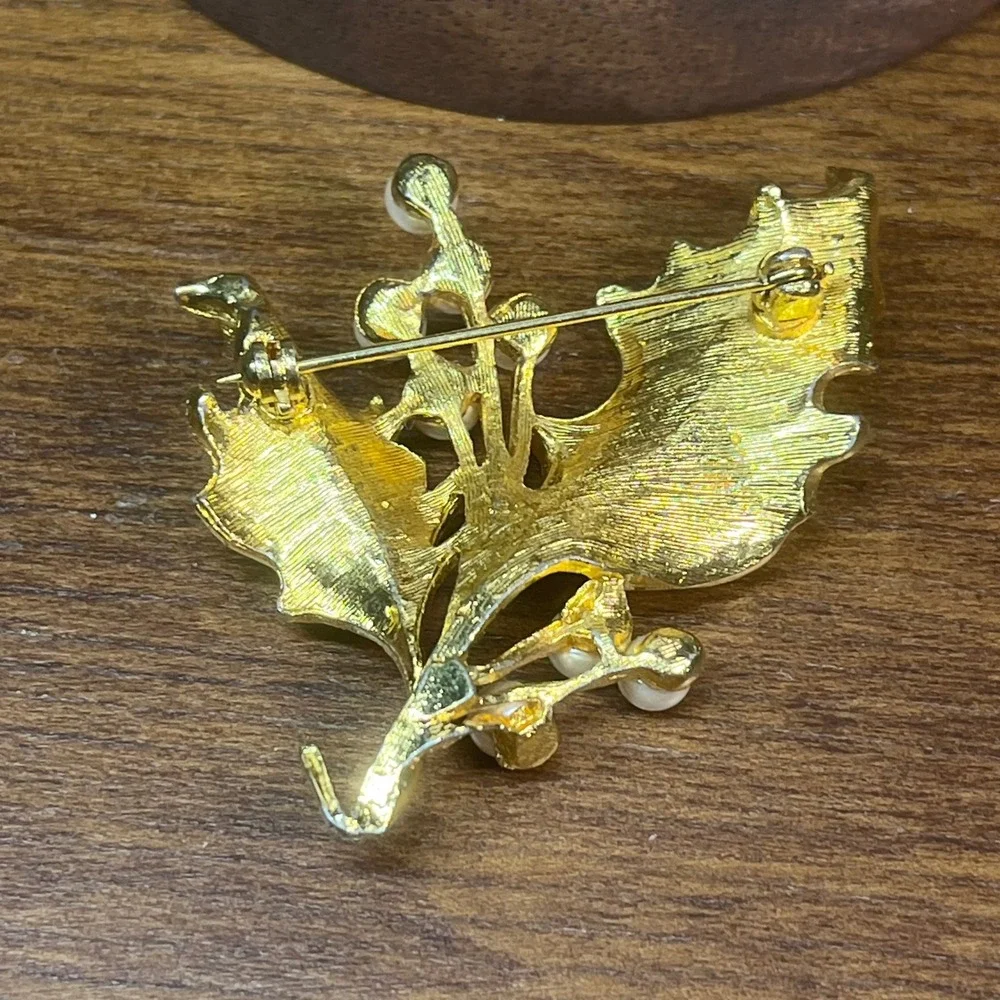 Vtg Gold Tone Holly Leaf Faux Pearl Berry Christmas Holiday Brooch Pin Festive